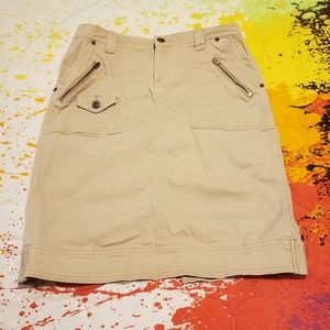 Fashion Bug Skirt with zippers and pockets. Belt included. Size 6. An essential.